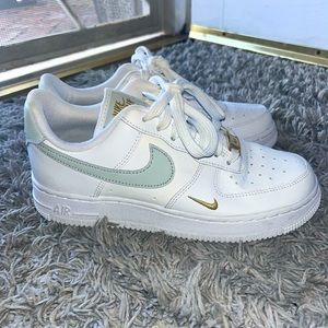 Nike Air Force 1 '07 Essential
"White & Light Silver"